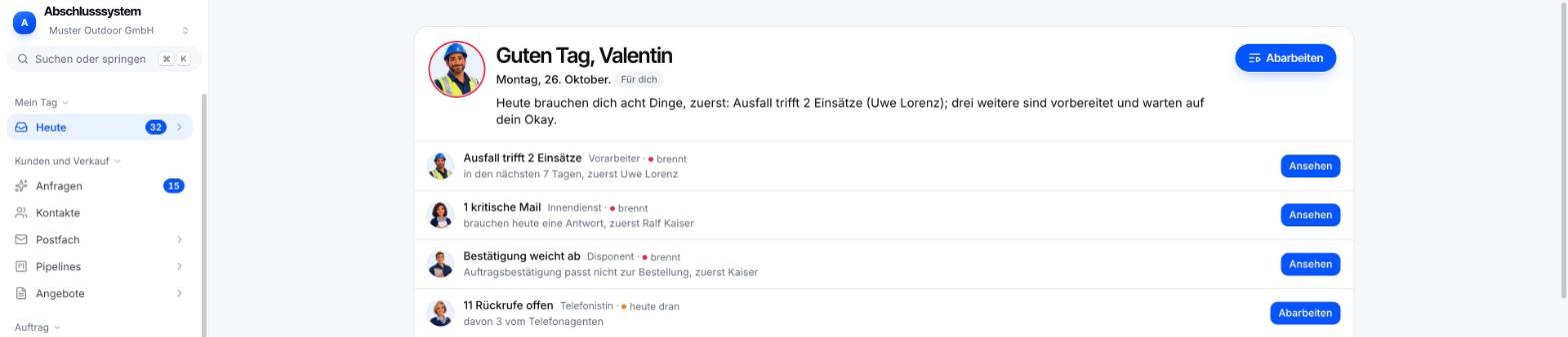 Die Seite Heute im Musterbetrieb: Karten nach Dringlichkeit, darunter 1 kritische Mail vom Innendienst, im Kopf der Hinweis, dass drei Dinge vorbereitet sind und auf das Okay warten