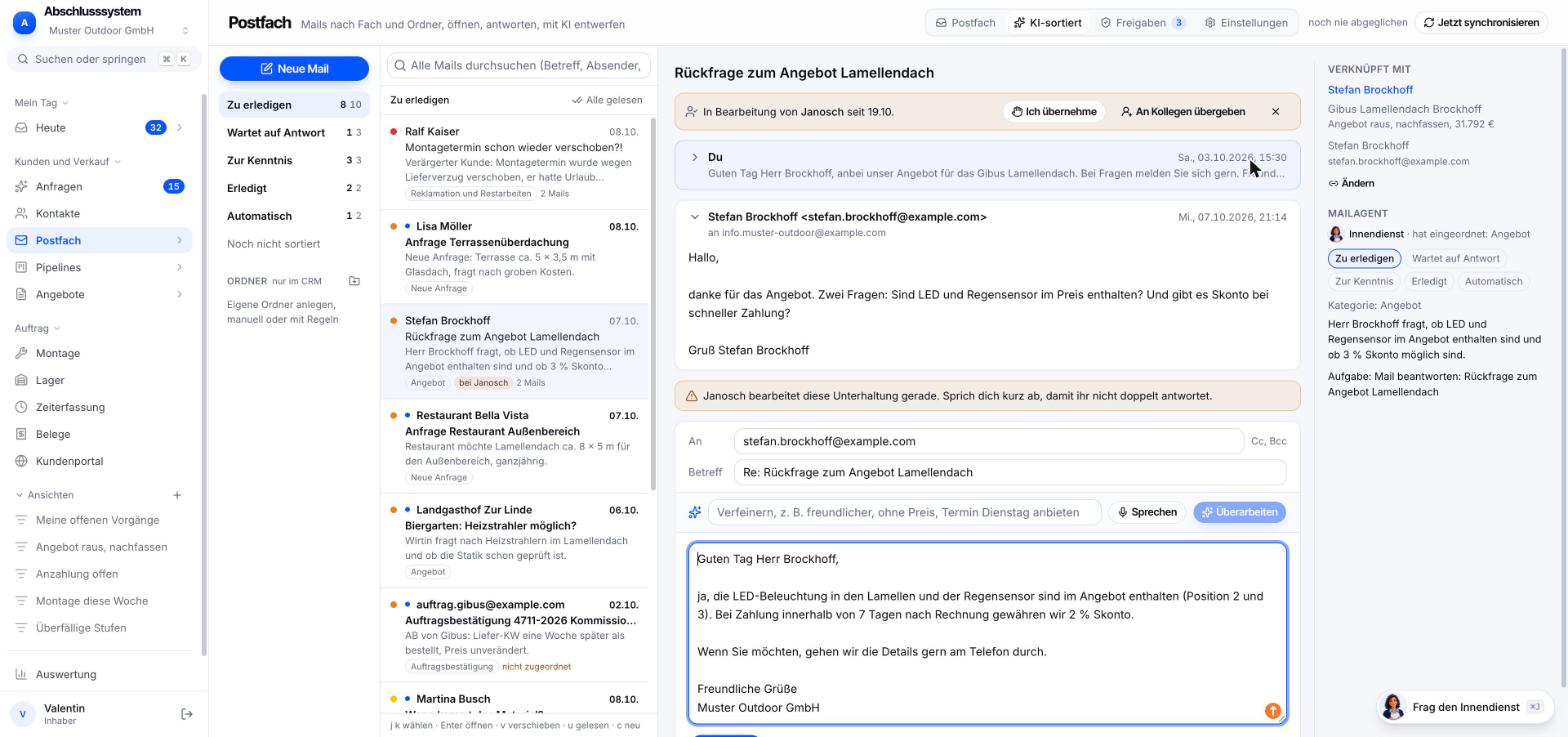 Geöffneter Antwortentwurf an Stefan Brockhoff mit Feld Verfeinern, Knopf Sprechen und Überarbeiten, darüber der Hinweis, dass ein Kollege die Unterhaltung gerade bearbeitet