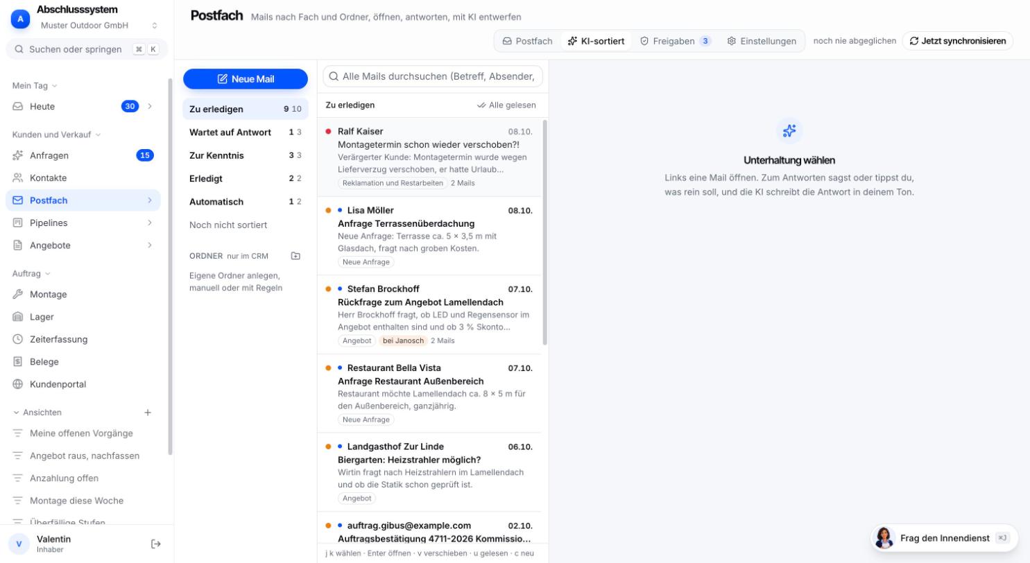 Postfach im Musterbetrieb, sortiert in die Fächer Zu erledigen, Wartet auf Antwort, Zur Kenntnis, Erledigt und Automatisch, mit Kurzfassung und Kategorie je Mail